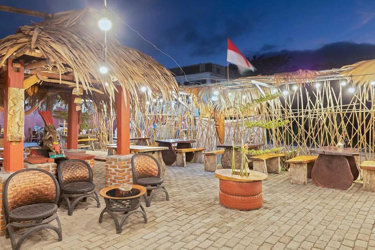 Onong'S Homestay & Cafe Tomohon Exteriör bild