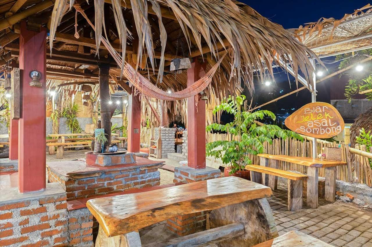 Onong'S Homestay & Cafe Tomohon Exteriör bild
